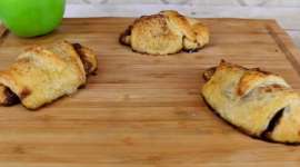 Mini Apple Cinnamon Roll Pies