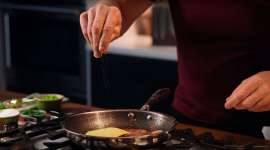 Gordon Ramsay Makes an All American Burger