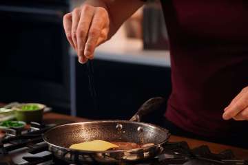Gordon Ramsay Makes an All American Burger