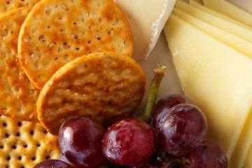 Au Bon Pain Brie, Cheddar & Fruit with Crackers Petit Plate