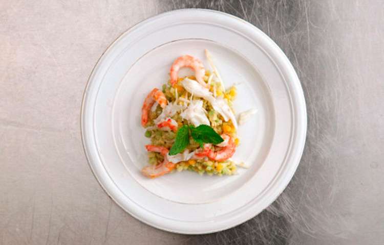 California salad with cinnamon, shrimps and crab California salad with cinnamon, shrimps and crab