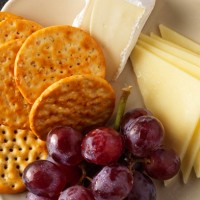 Au Bon Pain Brie, Cheddar & Fruit with Crackers Petit Plate